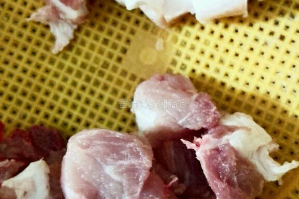 油豆腐土豆炒肉块的做法图解1