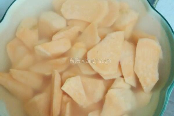拔丝地瓜的做法图解1