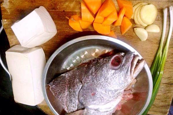 鮸鱼头炖豆腐的做法图解2