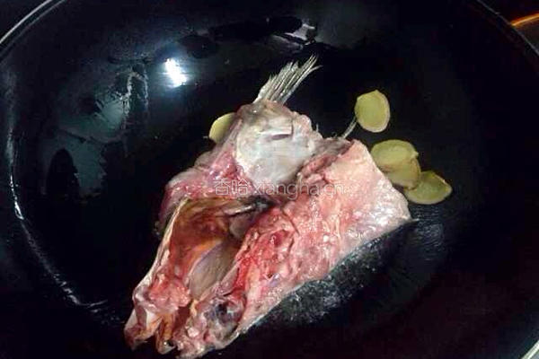 鮸鱼头炖豆腐的做法图解3