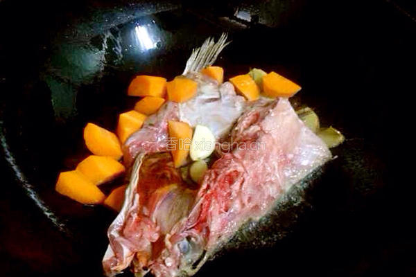 鮸鱼头炖豆腐的做法图解4