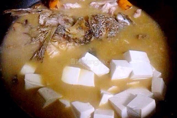 鮸鱼头炖豆腐的做法图解8