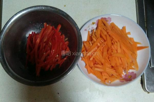 胡萝卜丝炒腊肉的做法图解2