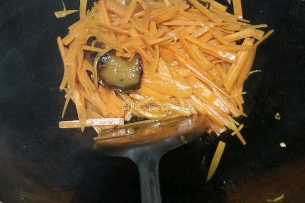 胡萝卜丝炒腊肉的做法图解4