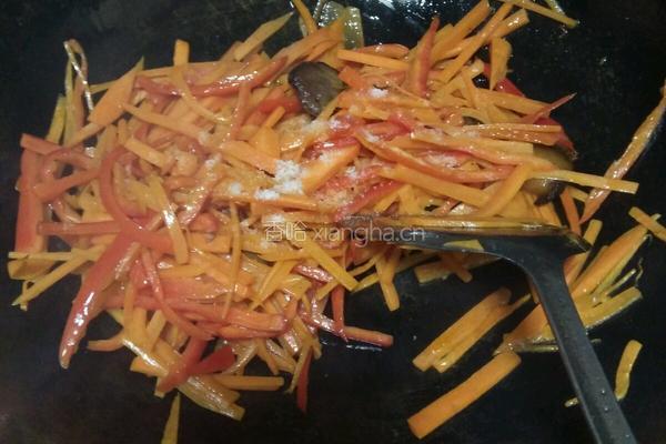 胡萝卜丝炒腊肉的做法图解6