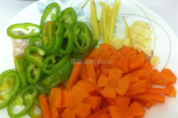 红萝卜炒肉卷的做法图解1