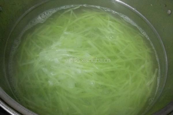 凉拌莴笋丝的做法图解3