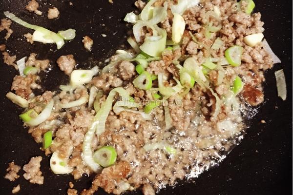 肉末香芹炒麻食的做法图解7