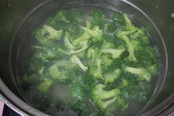 番茄炒西兰花的做法图解2