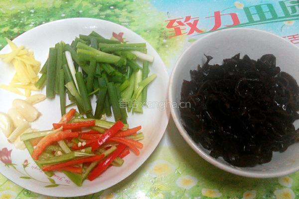 手撕牛肉炒木耳的做法图解3