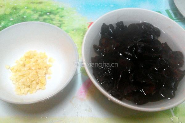 排骨蒸木耳的做法图解2