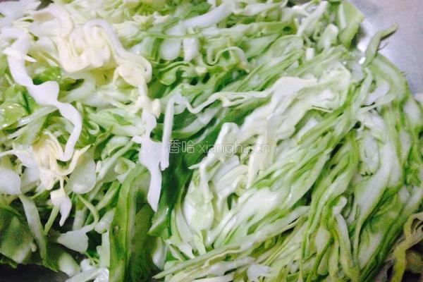 炝拌卷心菜丝的做法图解1