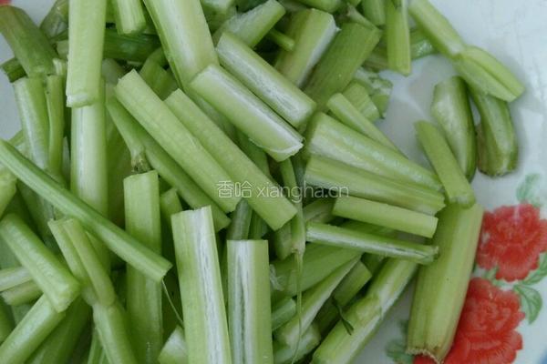 肉炒芹菜的做法图解2