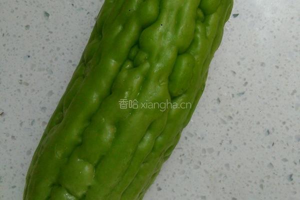 苦瓜炒肉的做法图解1