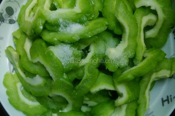 苦瓜炒肉的做法图解3