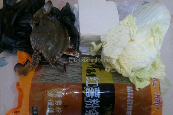 螃蟹炖大菜的做法图解1