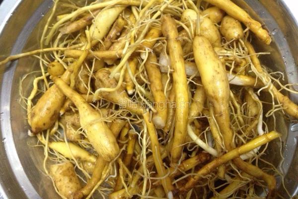 猪蹄黄花菜根汤的做法图解1