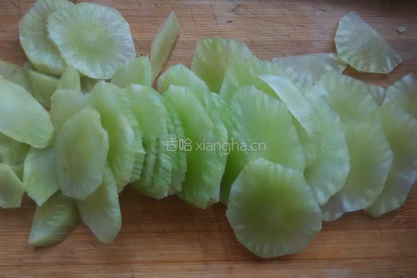 莴笋炒玉米腿的做法图解1