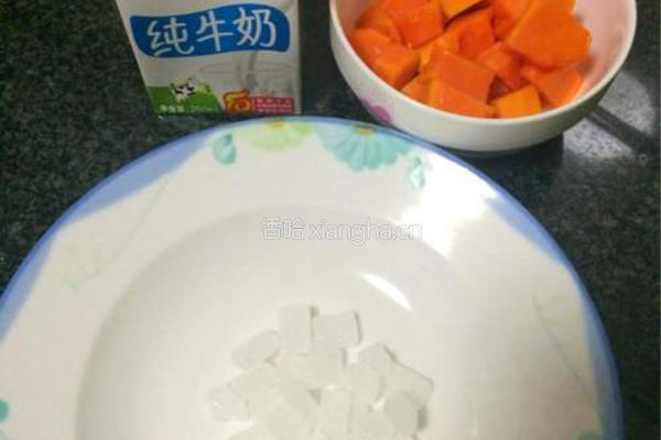冰糖木瓜牛奶的做法图解1