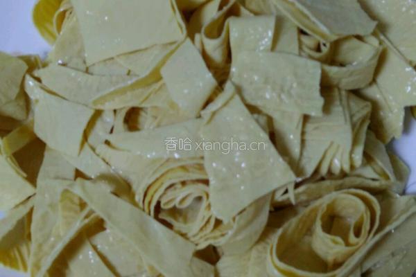 西红柿炒豆腐皮的做法图解3