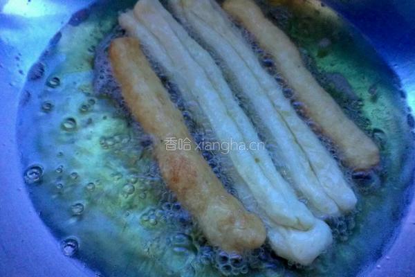 炸油条的做法图解6