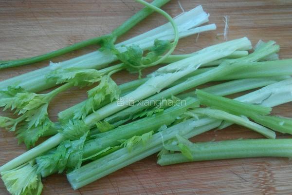 芹菜炒肉的做法图解1