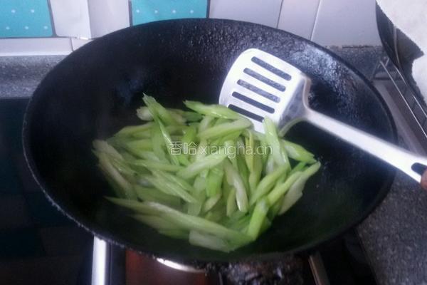 牛肉丝炒芹菜的做法图解2