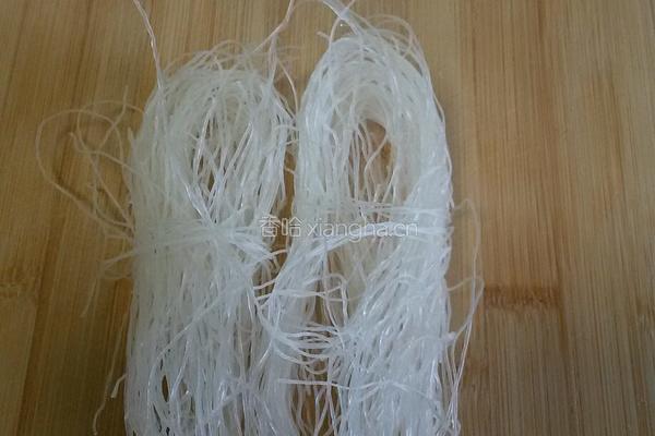 白菜莲花粉丝汤的做法图解2