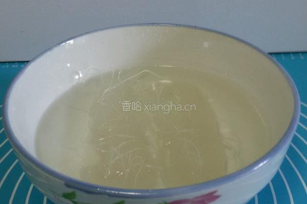 白菜莲花粉丝汤的做法图解3