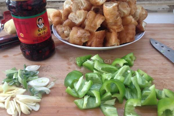 老干妈炒油条的做法图解1
