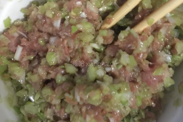 猪肉芹菜饺子的做法图解1