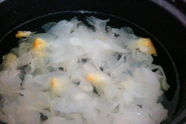 冰糖银耳的做法图解2