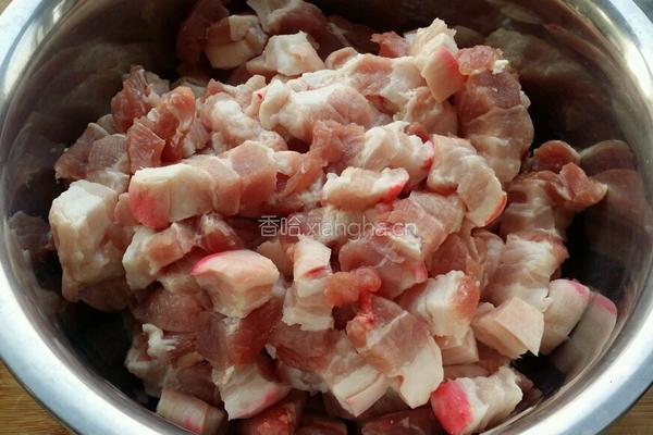 板栗红烧肉的做法图解1
