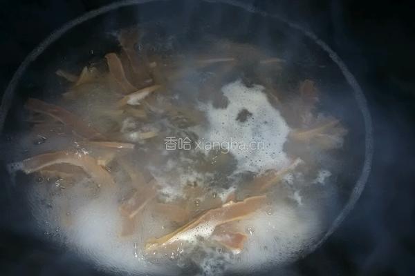 芹菜鱿鱼丝的做法图解3