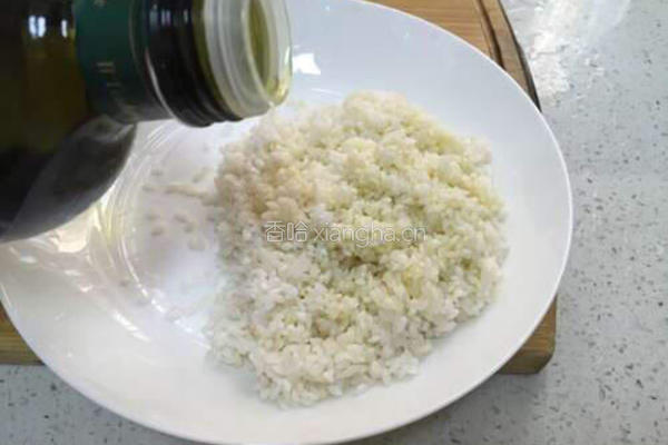 鲜虾砂锅粥的做法图解1