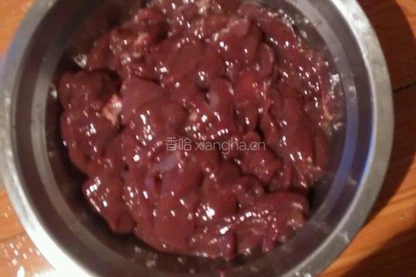 猪肝炒青椒的做法图解1