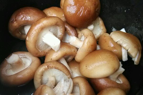 辣椒炒香菇肉的做法图解1
