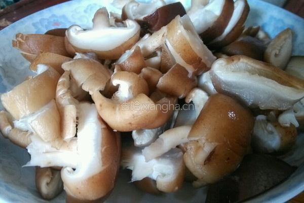 辣椒炒香菇肉的做法图解2