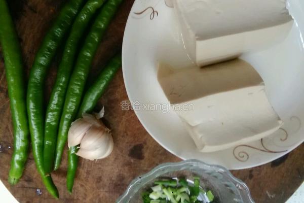 青椒闷豆腐的做法图解1