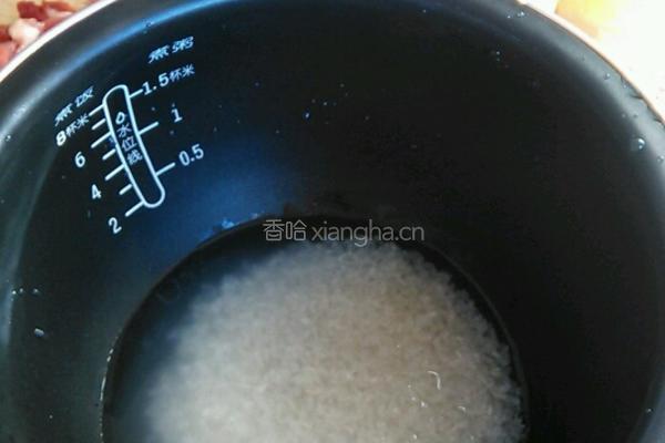 红烧肉焖饭的做法图解1