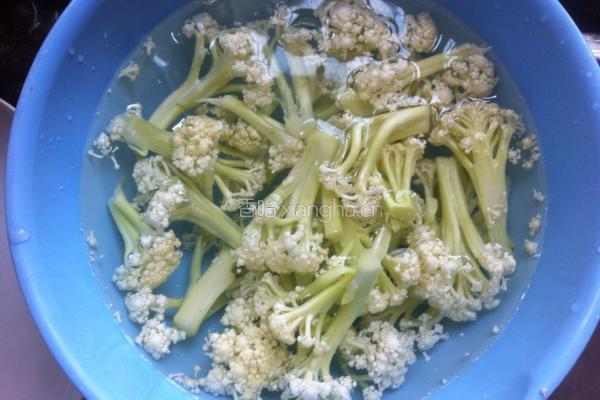猪肉炒花菜胡萝卜的做法图解1