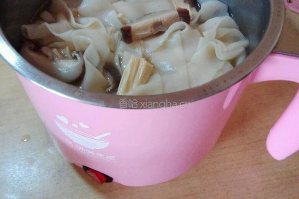 小电锅煮鱼肠面的做法图解3