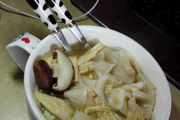 小电锅煮鱼肠面的做法图解4