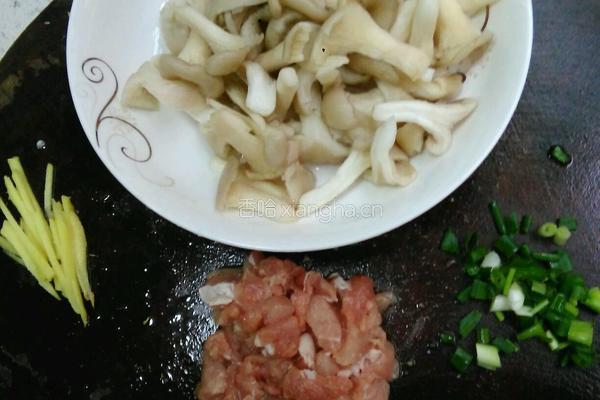 鸡菇瘦肉汤的做法图解2