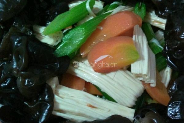 木耳腐竹拌蔬菜的做法图解7