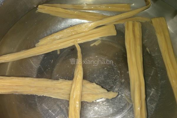 木耳腐竹拌蔬菜的做法图解2