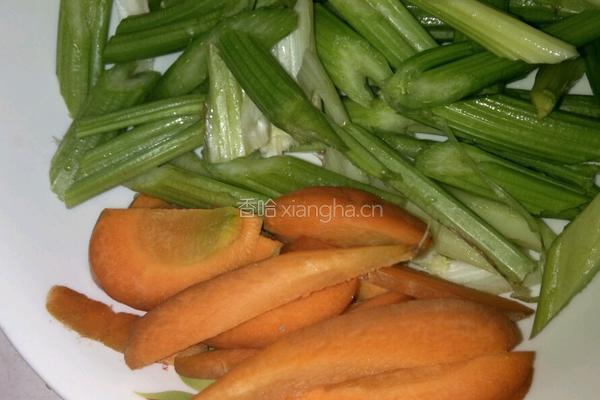 木耳腐竹拌蔬菜的做法图解4