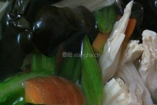木耳腐竹拌蔬菜的做法图解6