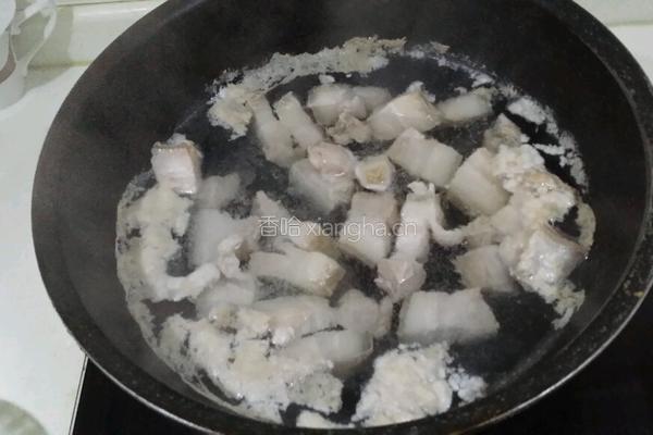 五花肉炖鹌鹑蛋的做法图解1