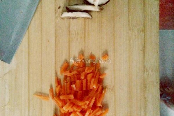 香菇鸡蛋胡萝卜炒饭的做法图解1